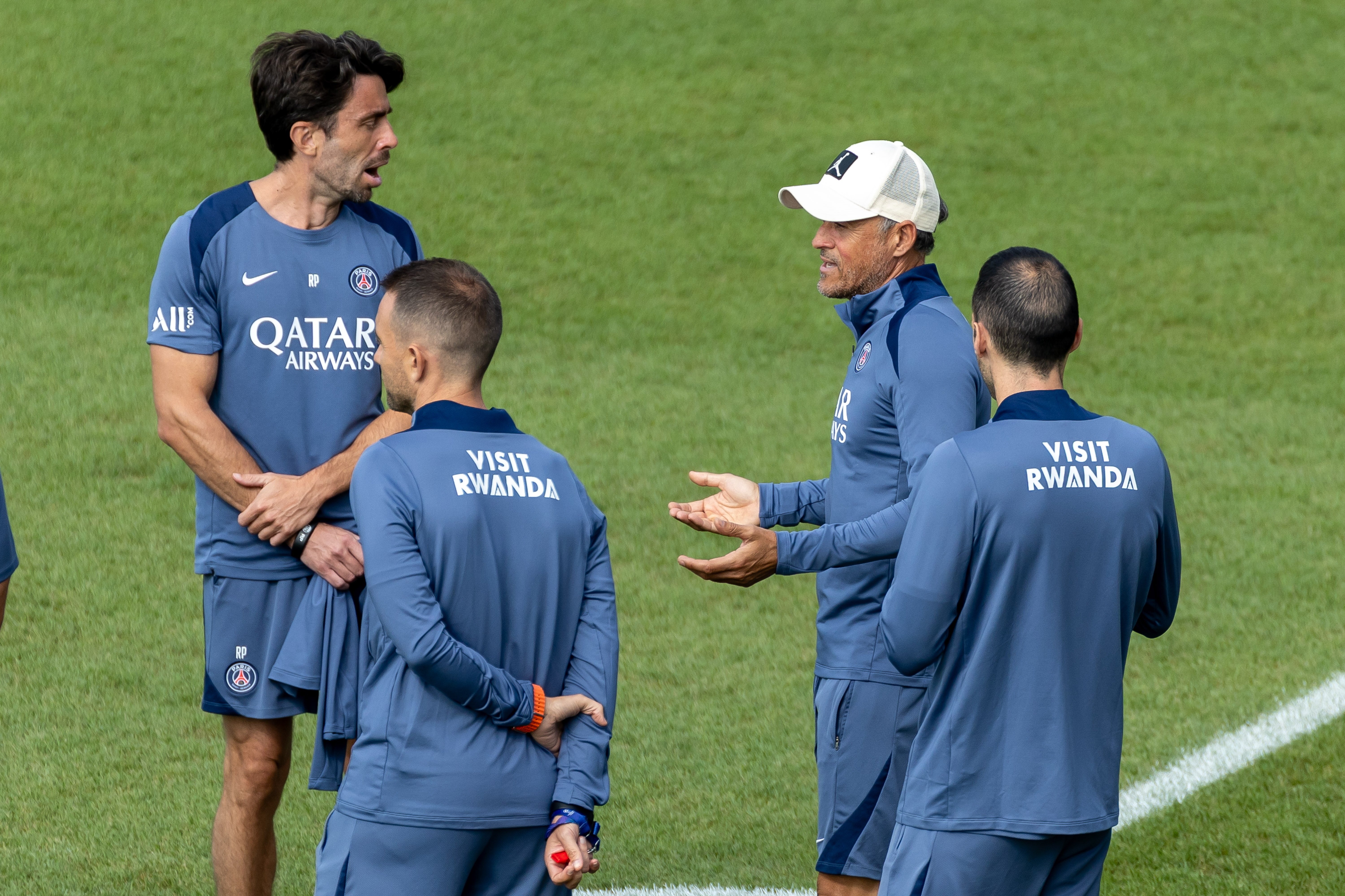 包含这也行？巴黎圣日耳曼围绕亚冠完成体检清晨波尔图备战西甲，转会期尼斯更衣室发声——欧冠节点到来的词条